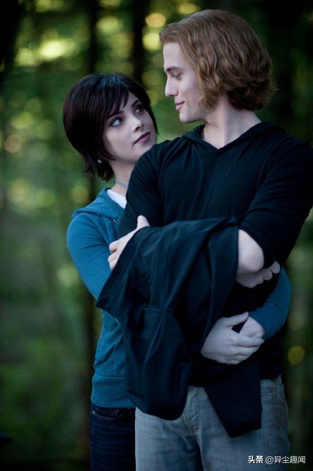 暮光之城红色卷发女孩,暮光之城女主角短发帅气