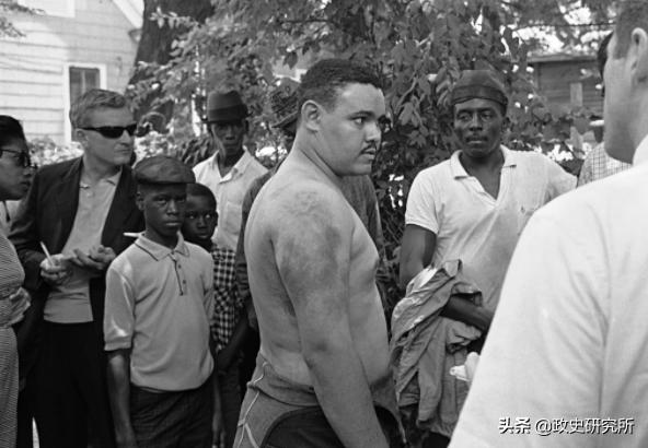 黑人留学生疯狂“*艳猎**”苏联女郎，遭苏联青年狂揍，引发黑人运动