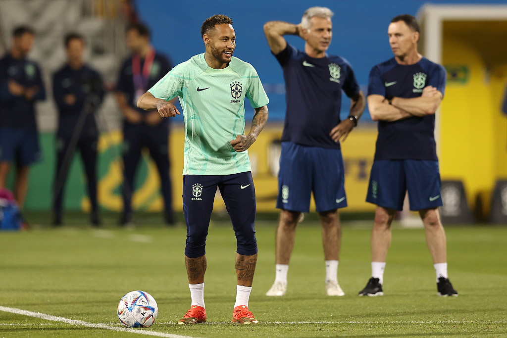 内马尔背负了巴西足球很多的期许,内马尔希望谁夺冠