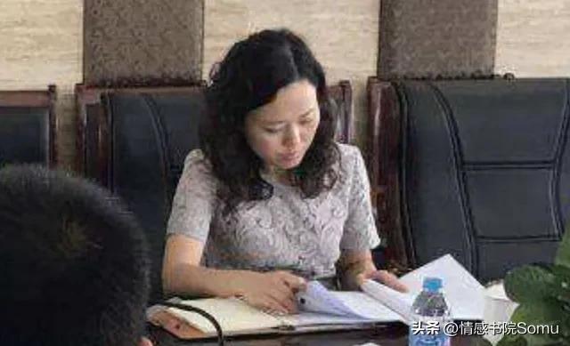 女贪官金英丽，抛弃男友，邂逅两位富商和男宠，最终被打回原形。