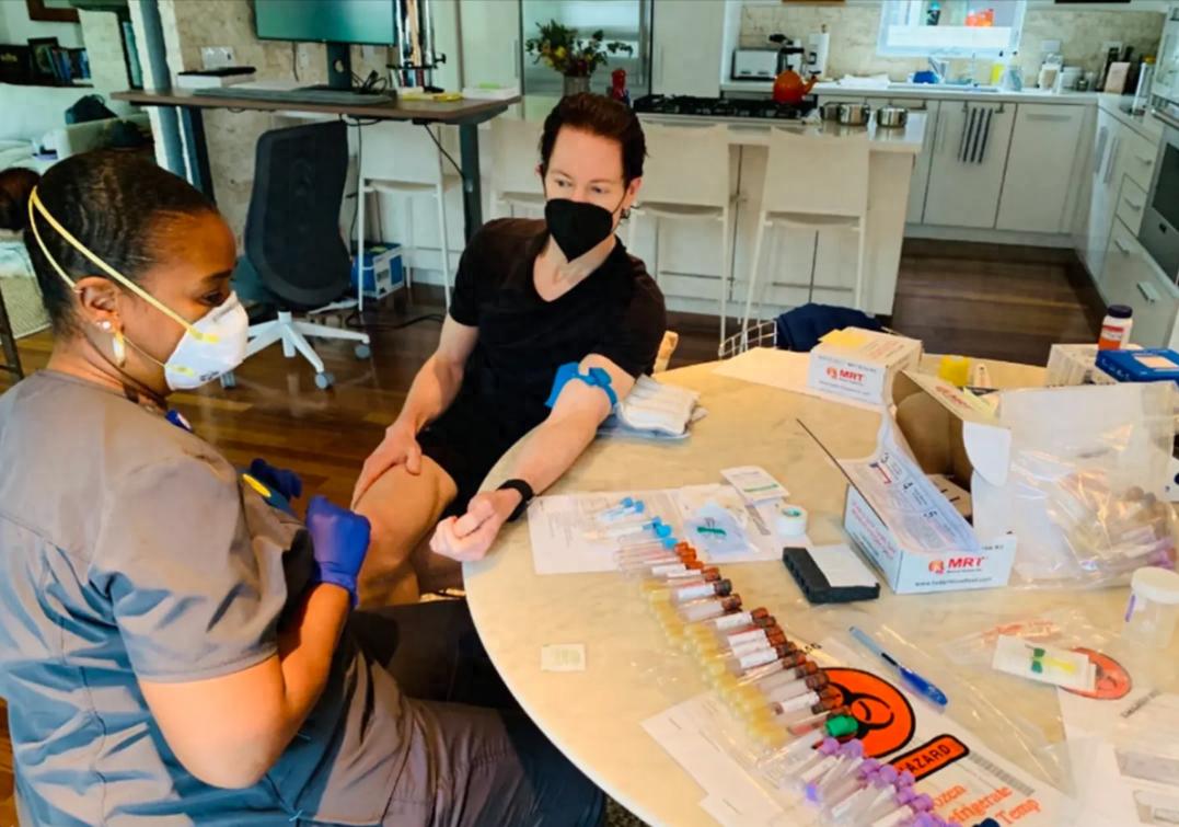 45岁亿万富翁与儿子换血,45岁亿万富豪重回18岁