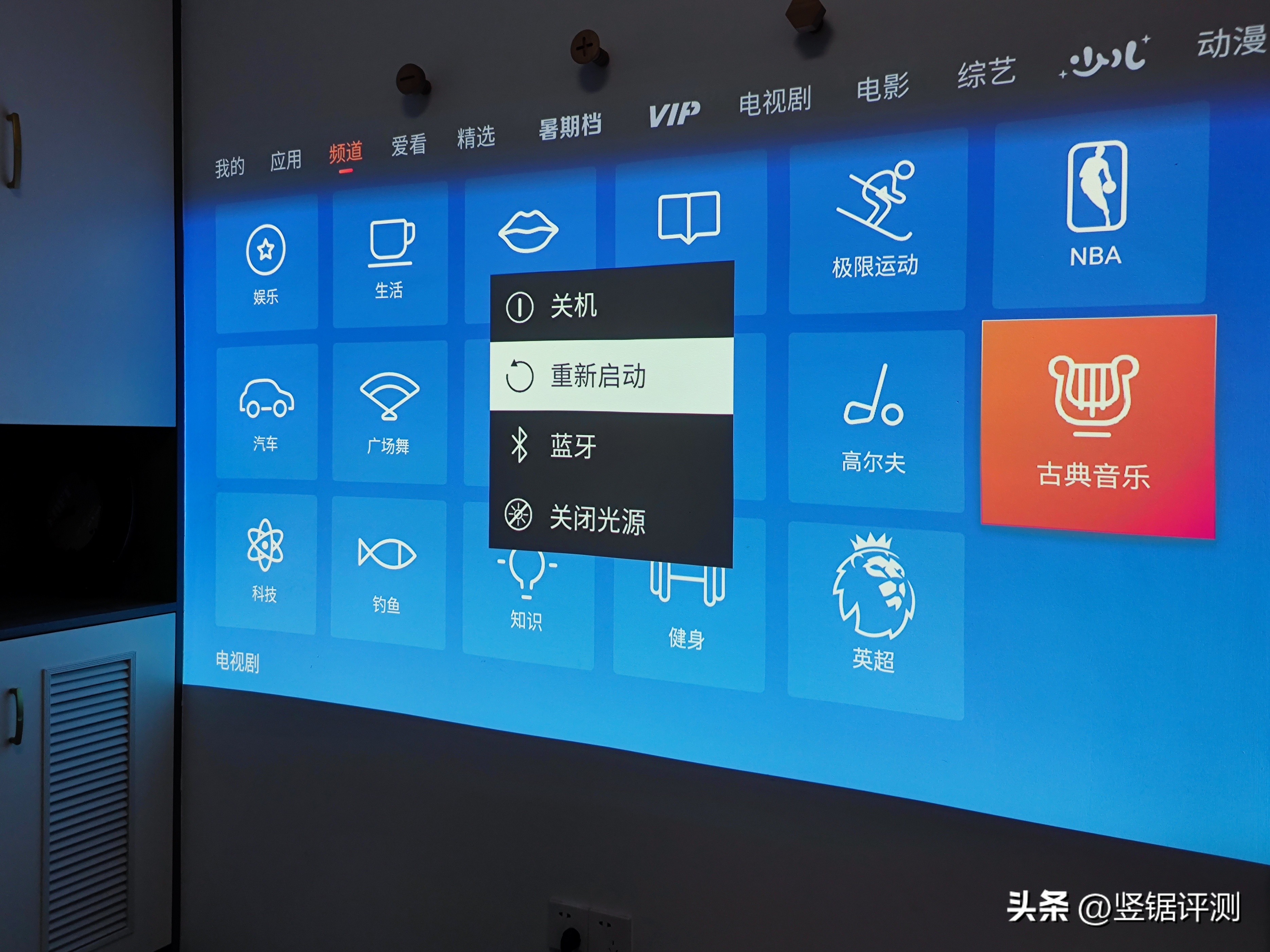 能将空墙变成“百英寸电视”？慧示全能投PLUSH3超短焦投影仪评测