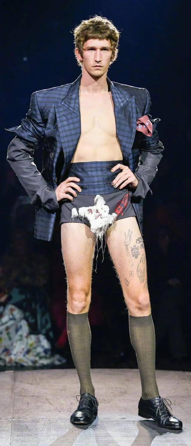 开裆裤,裸胸装,今年高奢大秀一个比一个奇葩,暴露就是时尚?