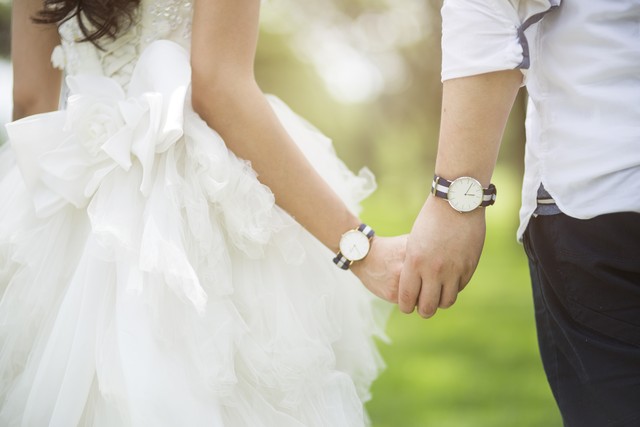 她58岁退休工资8000,外孙说:让我留这儿吧,我很乖,我能带妹妹