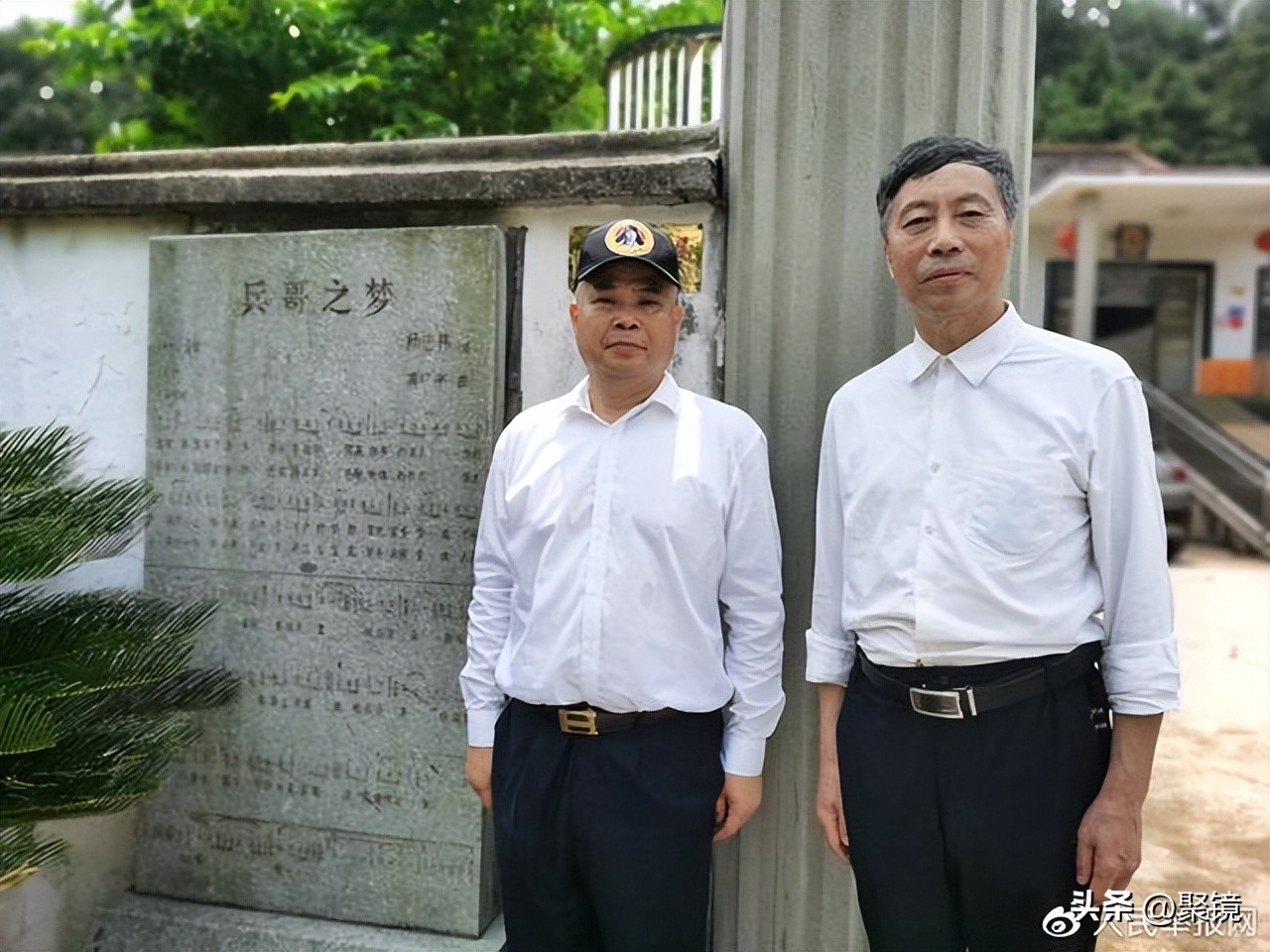 把信仰读本《雷锋》送给每一位中华儿女