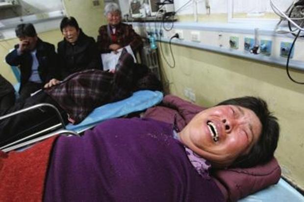 2013年,河北4岁男婴遭石头雨攻击,右手截肢奶奶怒骂:都是你害的