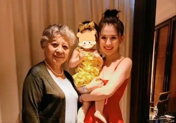 “酥胸半露”却偏要捂着,故作矜持,有一种尴尬叫迪丽热巴玩性感