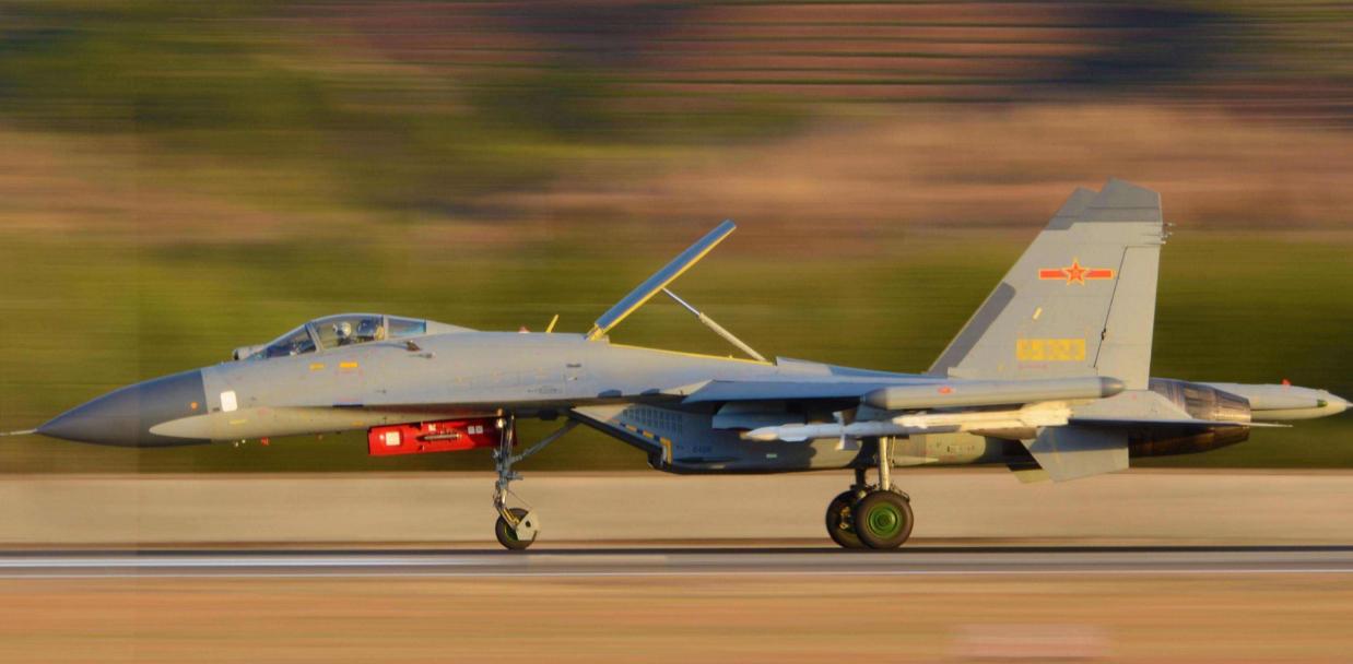 6月3日消息：美军机抵近山东舰，歼16没给歼15机会，与美机拼*刀刺**