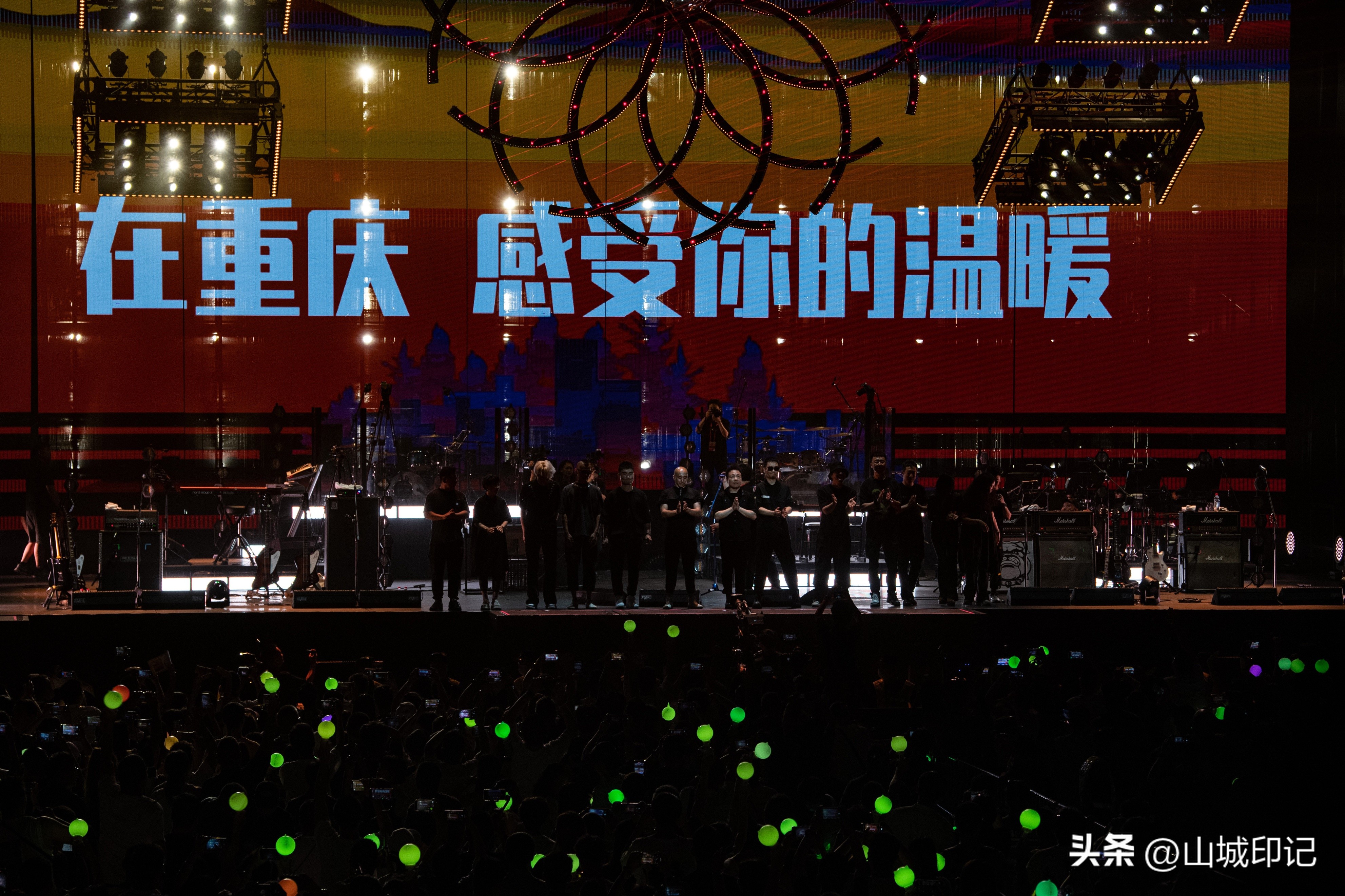 许巍无尽光芒演唱会重庆站故乡,归来依旧少年完整视频