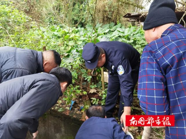 老人掉进泥坑好心人救助,八旬老人散步跌落水民警紧急救援