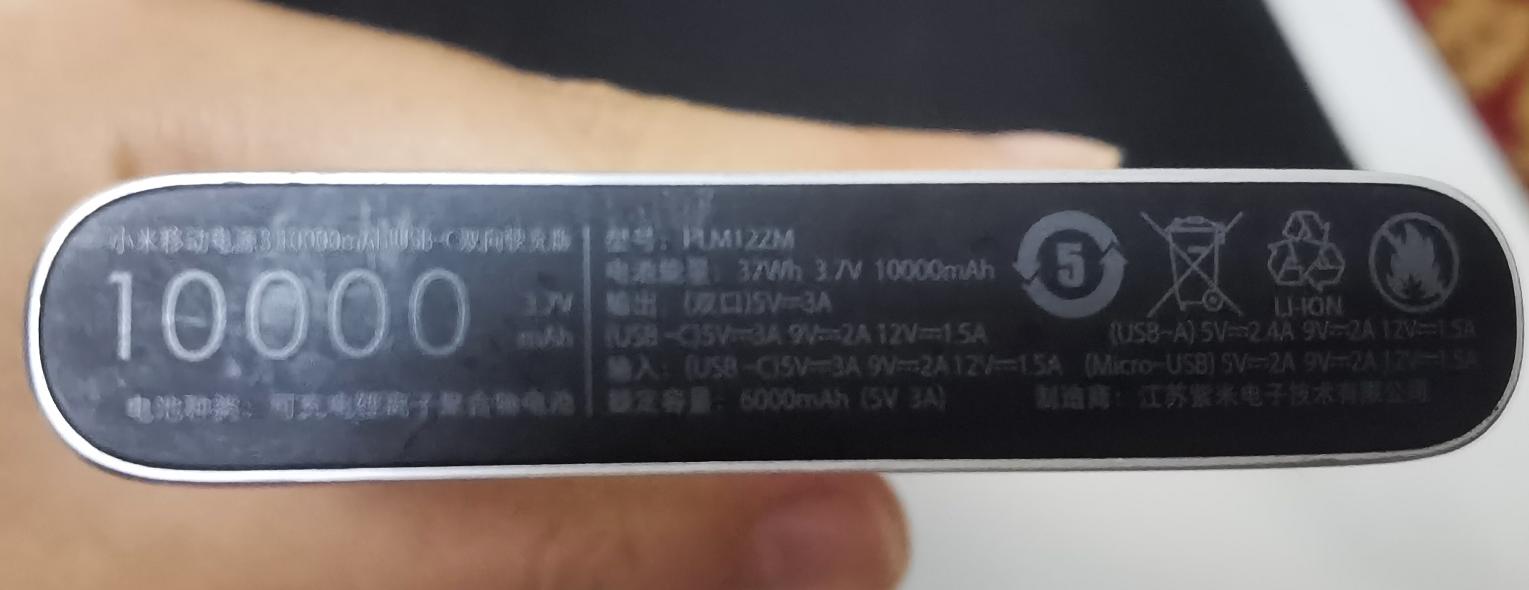 美国飞机起火后迫降,一飞机起飞时充电宝发生爆炸