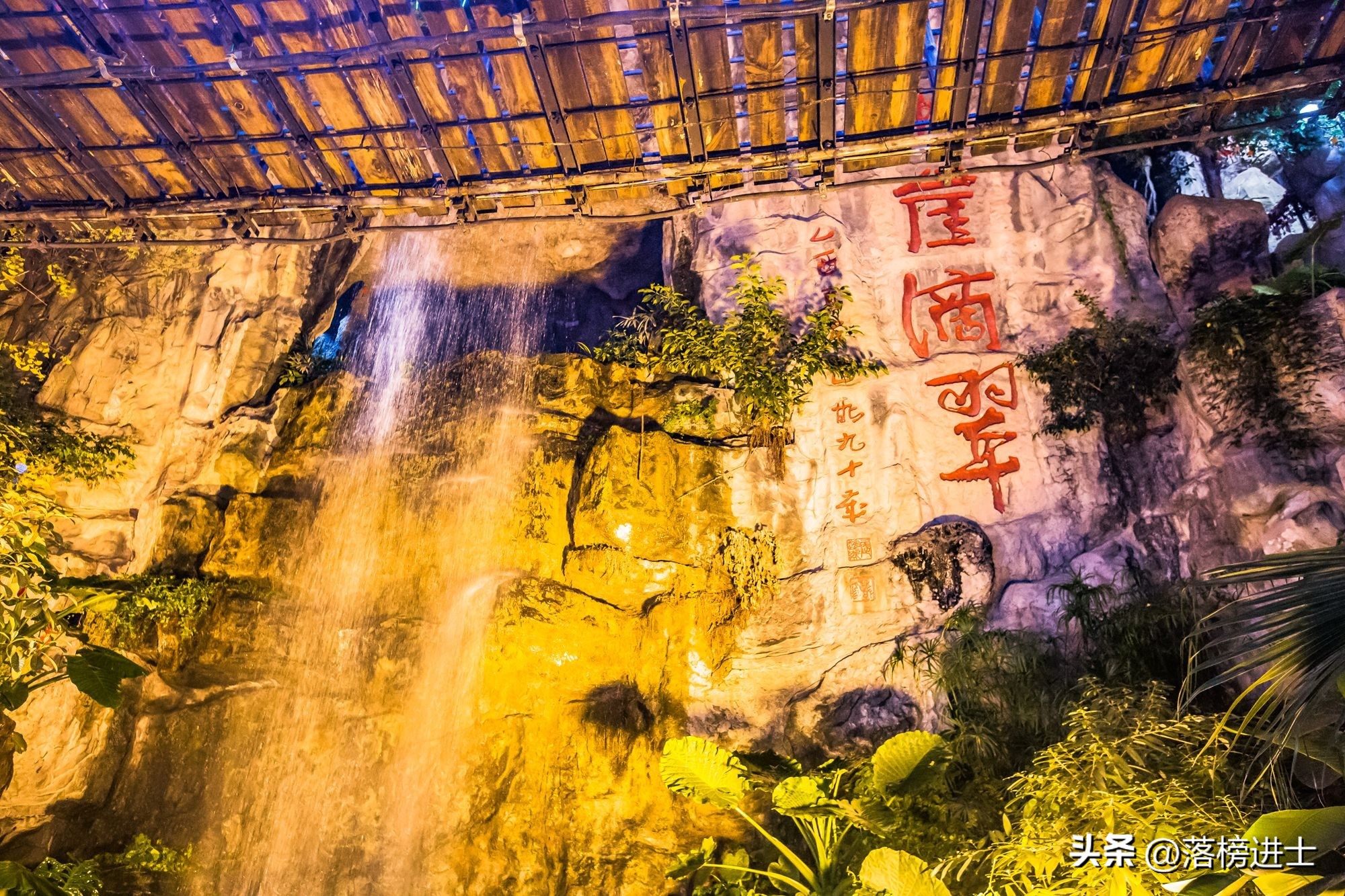 跟着我打卡最红地标重庆洪崖洞,打卡古重庆城门之一洪崖洞