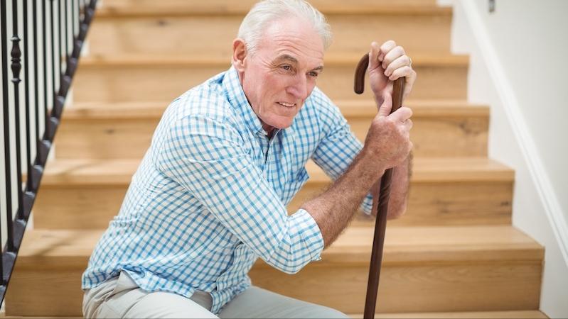 老人摔倒最容易伤到哪,老人不慎摔倒为何会致命