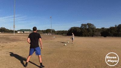 足球上一步踢球慢动作教学视频,足球一脚解围高球技巧