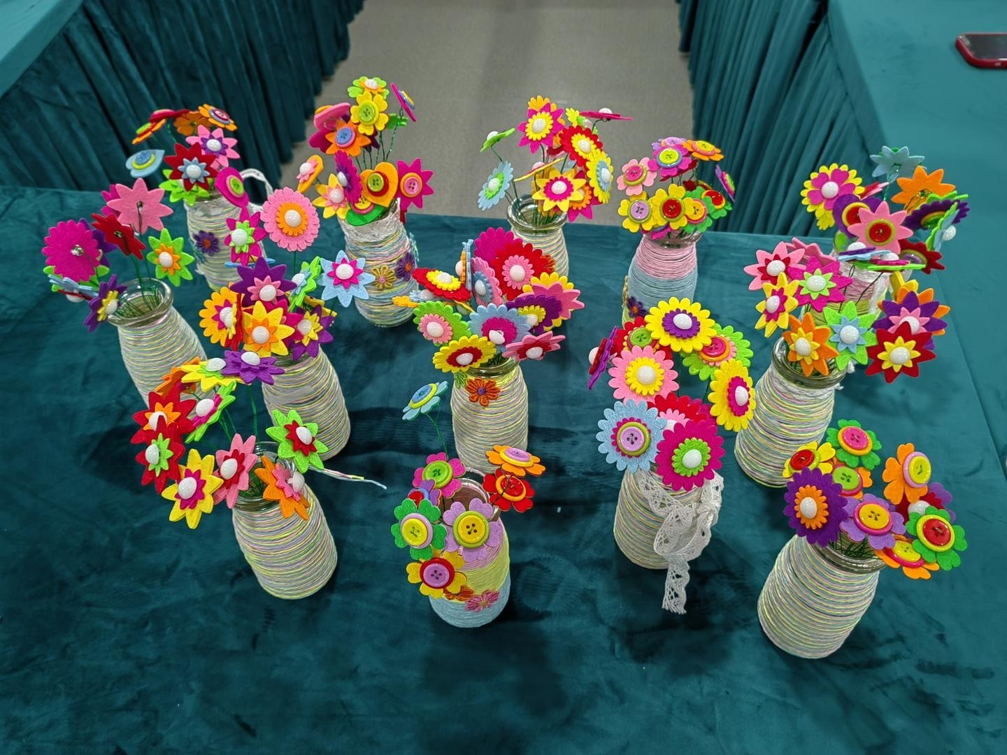 废旧纽扣和玻璃瓶相遇，她们能“变”出什么宝贝