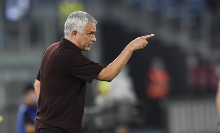 罗马夺冠穆里尼奥落泪,穆里尼奥罗马夺冠庆祝视频完整版