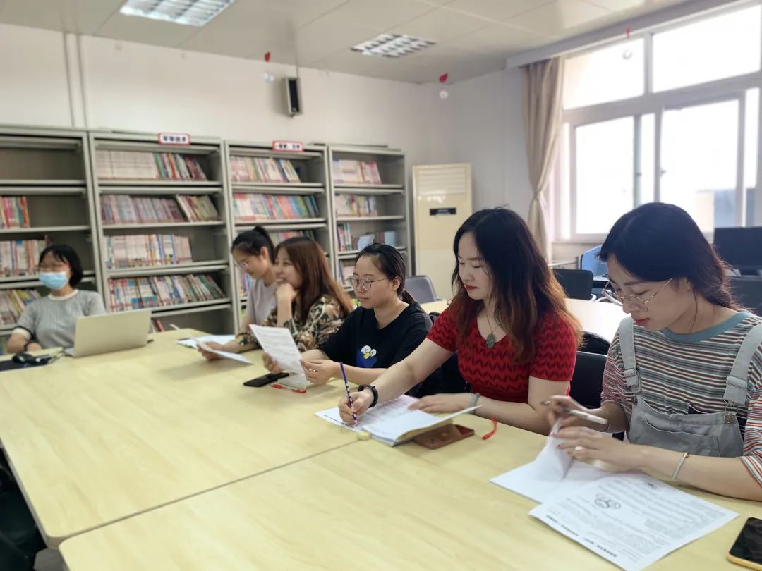 学习英语新课标，把握教学新方向---英语组学习2022版英语新课标