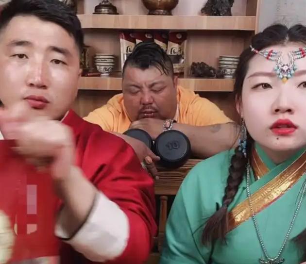 吃播界的“牛亡爷”！恩克面部黑斑扩散，网友：上厕所都成问题