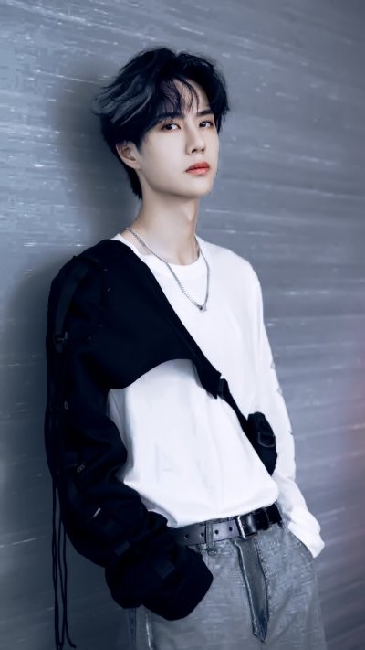 筷子腿、眯眯眼、痘坑脸,9位“男神”生图现原形,神颜变普男!