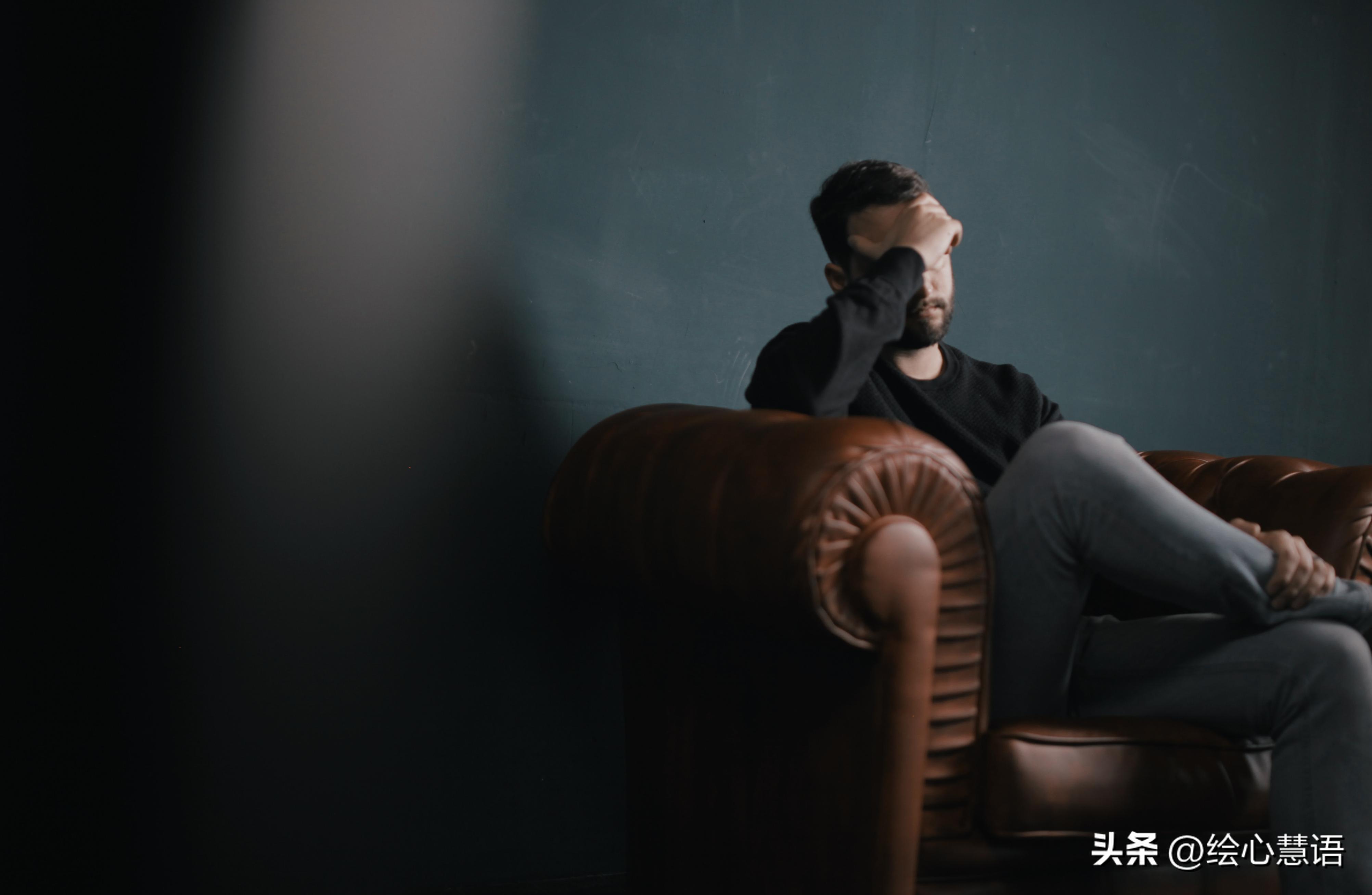 星巴克挤满了失业的中年人视频,星巴克挤满了失业的中年人全文