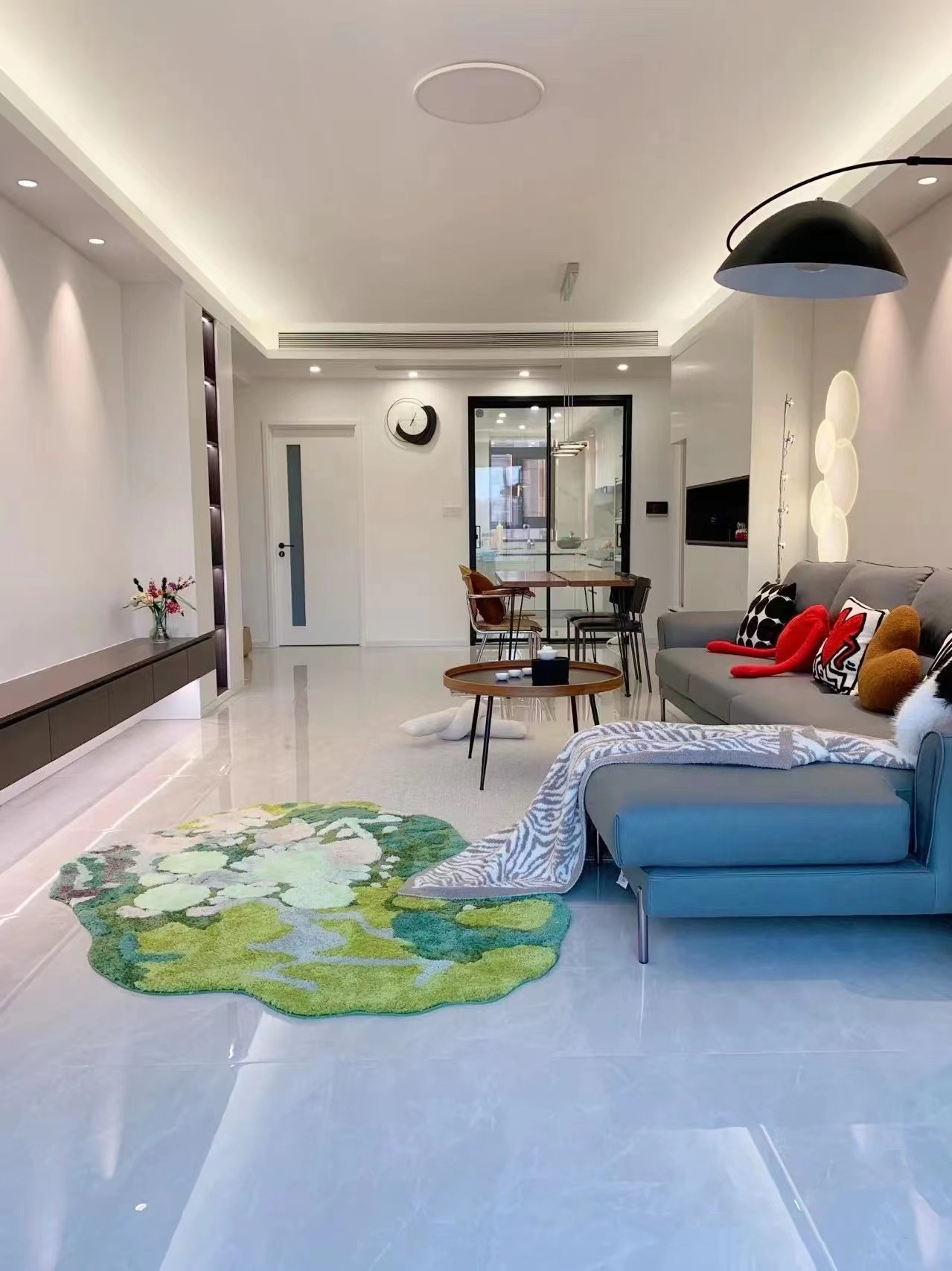 大白墙悬空电视柜颜色搭配效果图,小户型大白墙电视墙