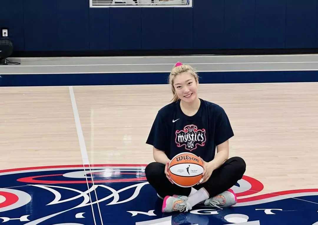 李梦wnba入场绿色穿搭与队友拍照,李梦亮相wnba几分