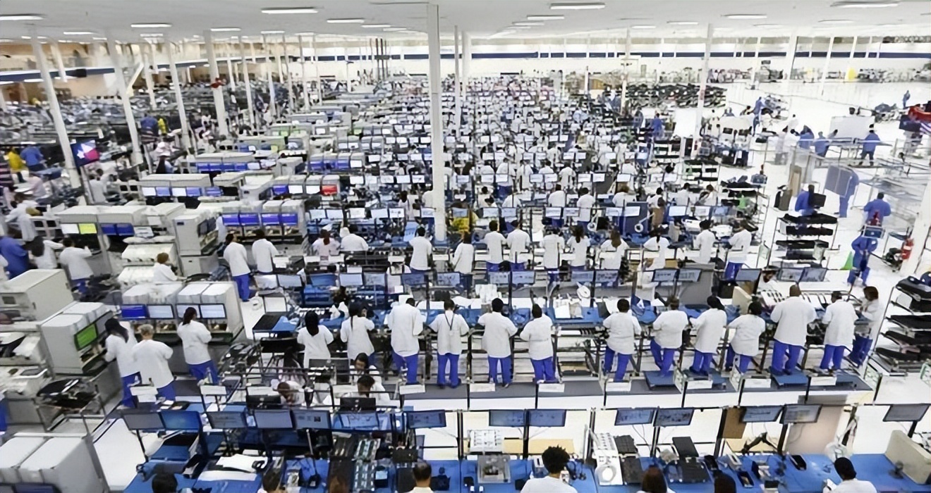 20岁小伙在工厂流水线,小伙在工厂上夜班坚持七年