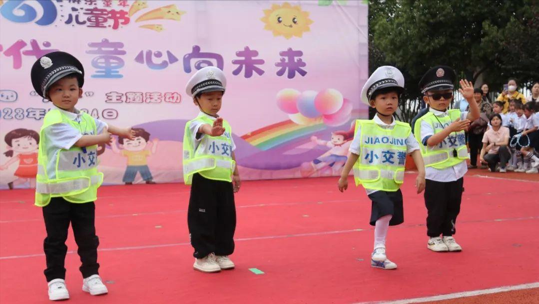 幼儿园庆六一活动报道,花开新时代童心向未来朗诵视频