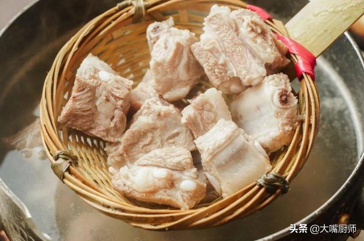 炖排骨肉时记住三不放,炖排骨汤要不要过血水