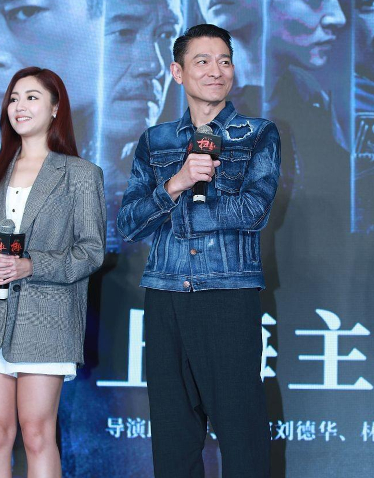 刘德华60岁生日西服配牛仔裤,刘德华年轻时穿牛仔裤白体恤