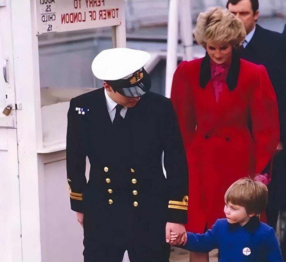 威廉和凯特在泰姬陵落泪视频,威廉怀念凯特年轻时