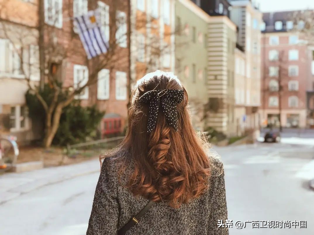 超大纱蝴蝶结怎么搭配,两个小蝴蝶结怎么搭配甜美