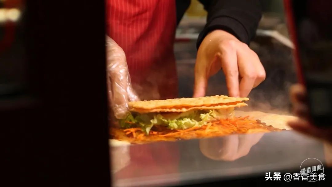 小到只有一个窗户的档口,天天排队就为一个“饼”?