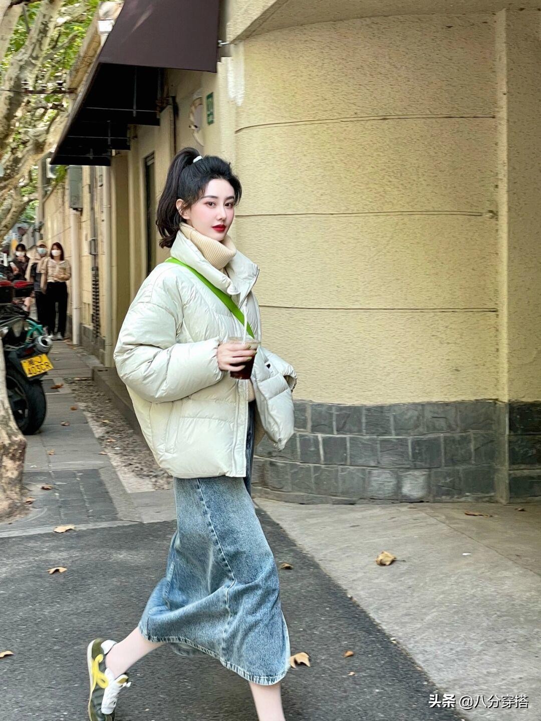 小个子短款羽绒服配什么裤子好看,小个子白色短款羽绒服