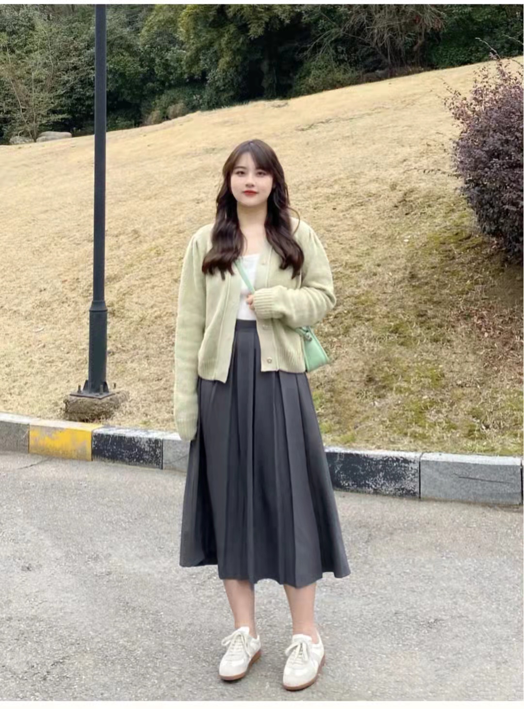 黑色卫衣和灰色百褶短裙搭配图片,灰色百褶裙搭配什么上衣好看