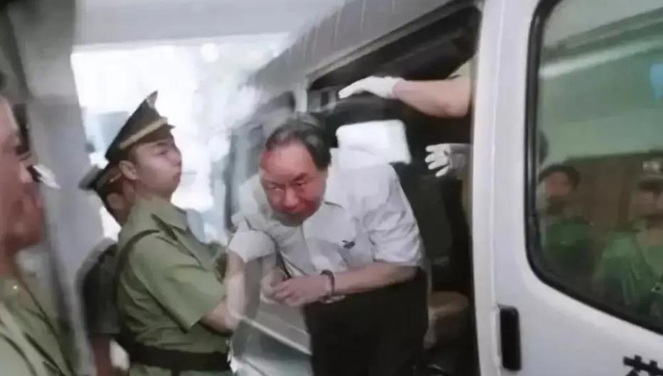 巨骗还是天才？罐头换苏联飞机，三度入狱，76岁坐拥北京264套房