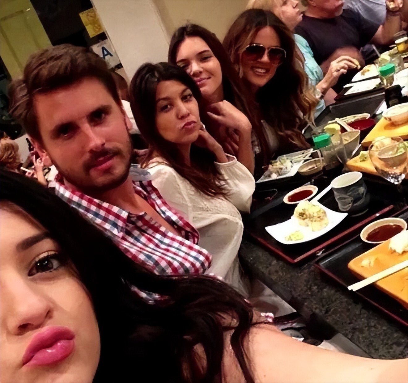 在她面前不值一提,在她面前任何东西都一文不值