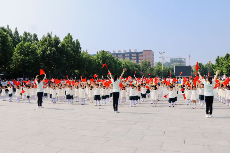 幼儿园亲子运动会主题大手牵小手,小手拉大手运动会