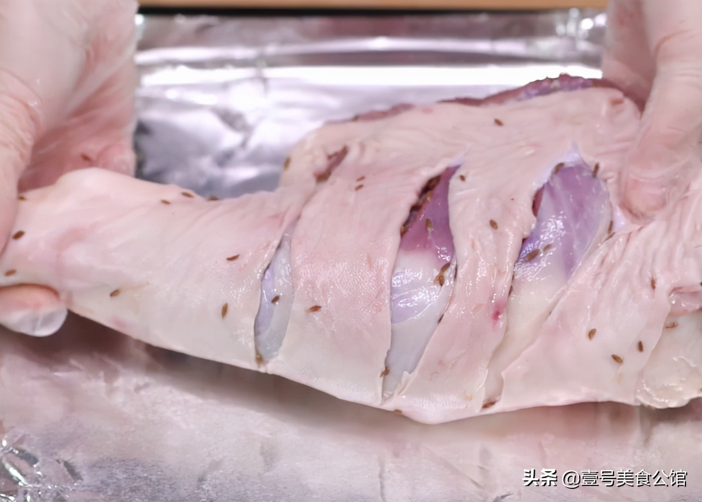 蒜香孜然烤羊腿教程,怎样烤羊腿肉又嫩又好吃