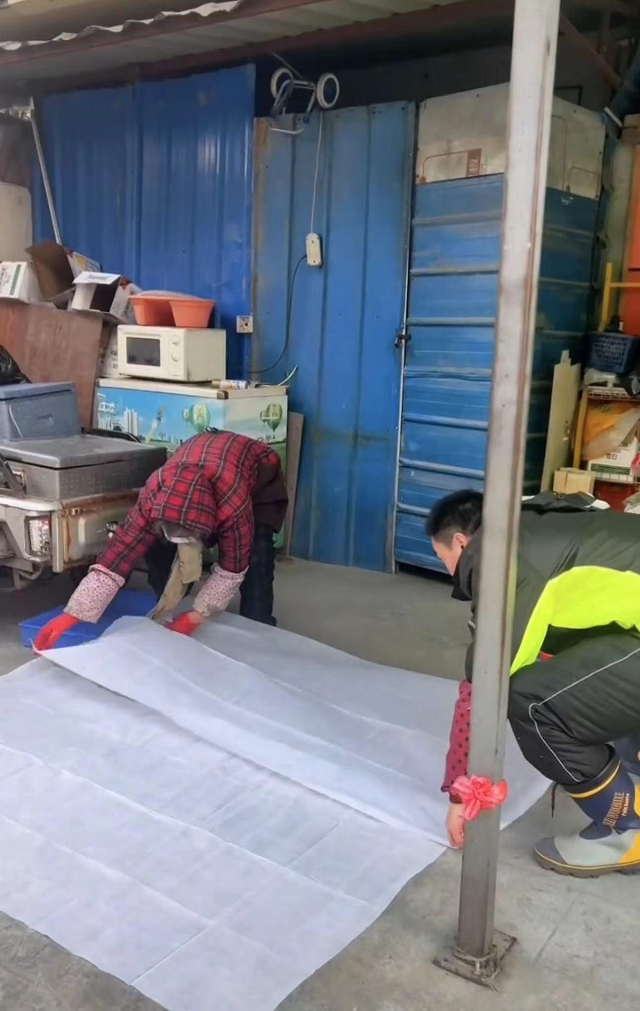 40岁演员无戏拍卖鱼近一年!路边摆地摊满身污垢,称喜欢现在生活