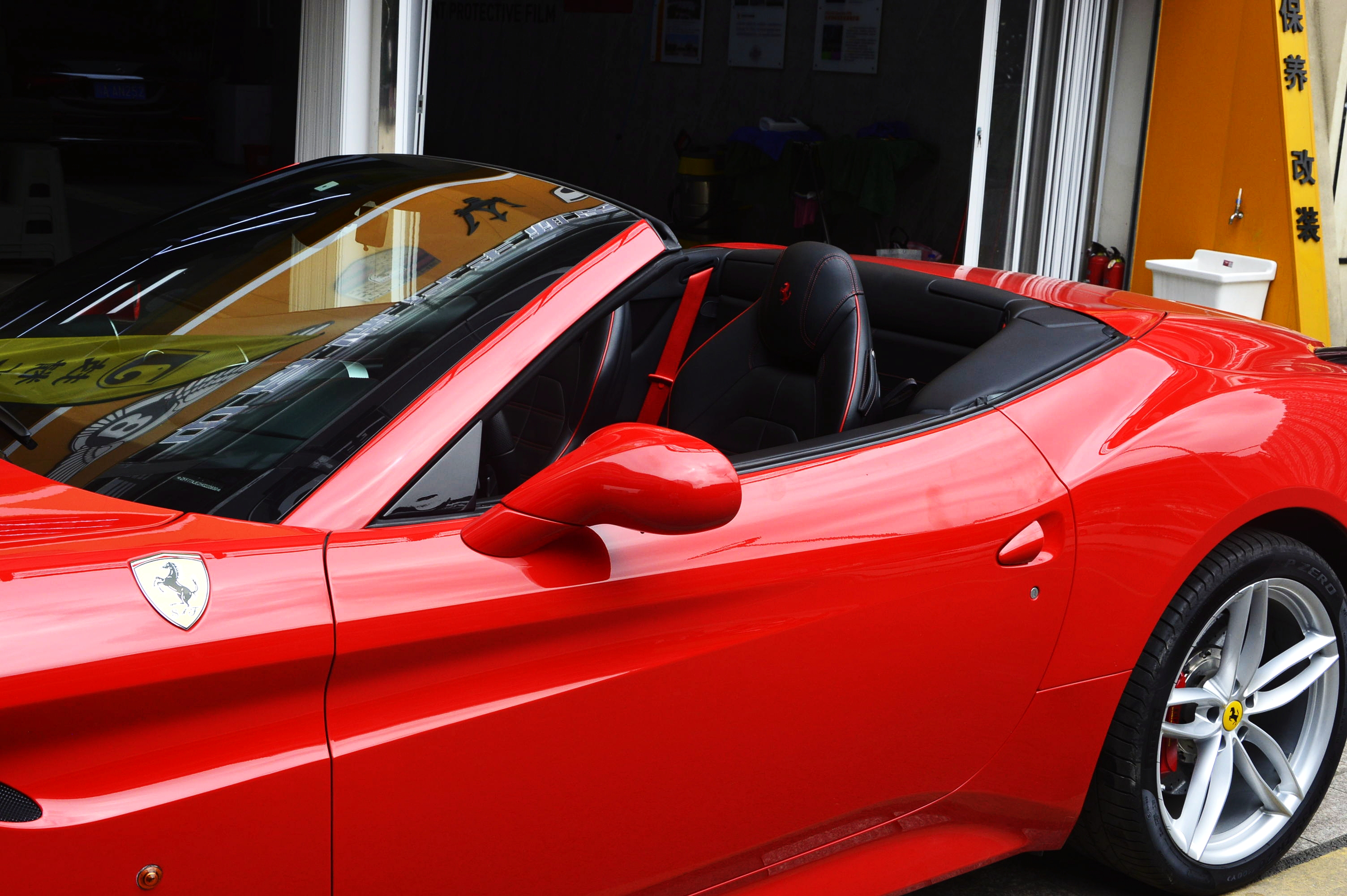 租一台法拉利488多少钱一天,在成都租一辆法拉利多少钱一天