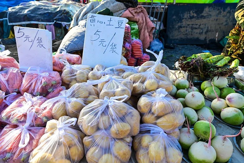 西山脚下的早市,闲逛最具人间烟火气的早市