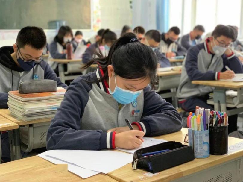 沈阳18岁未婚产子女孩再露面，表现让人失望，难怪家长不爱管她