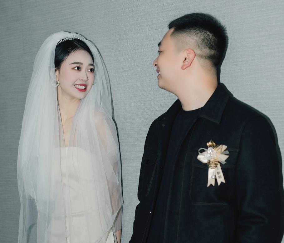 这场婚礼火了！花160元搭舞台，新娘自己主持