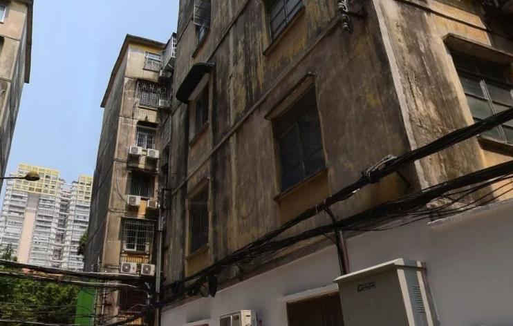 不还钱就再弄一次！女子欠房租被房东儿子*暴强**，拍下裸照逼还债