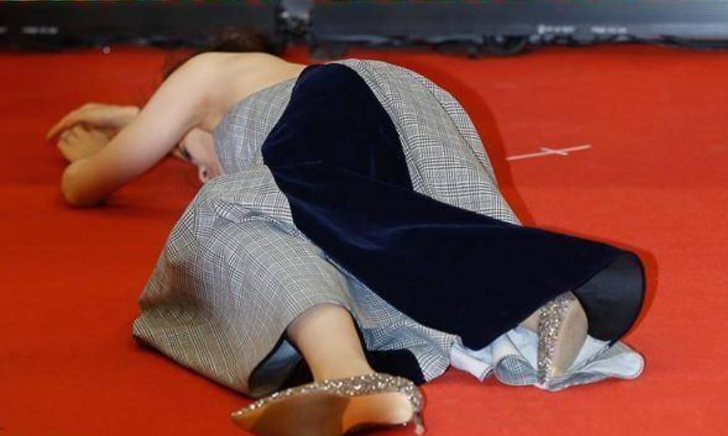 赵樱子红毯假摔视频,赵韩樱子首次回应红毯假摔