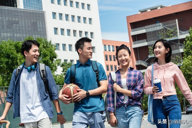 儿子当年没考上高中，现在假期从上海返回昆明，购买了两套房