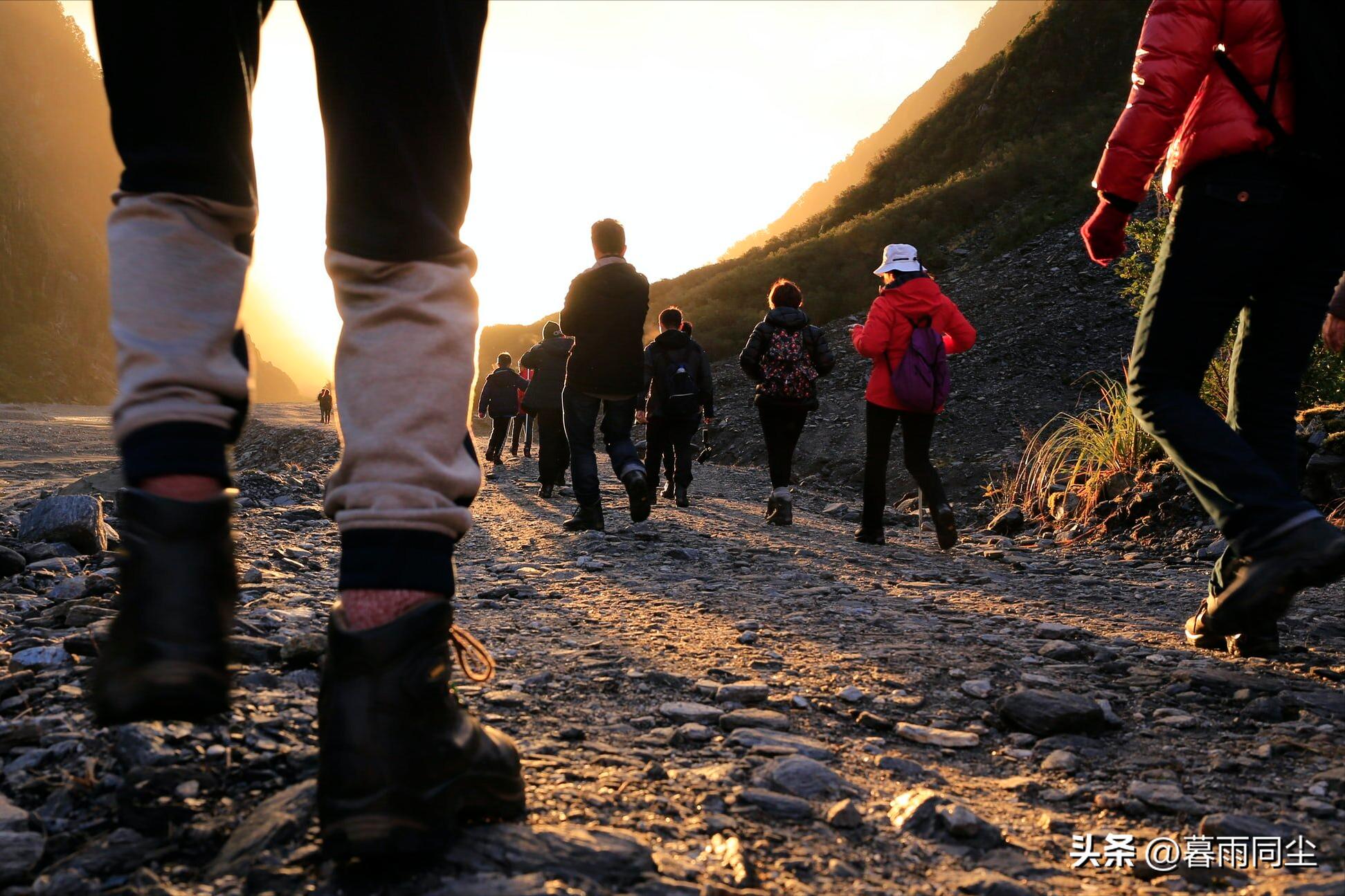 登山徒步正确的行走姿态,徒步登山技巧视频教程