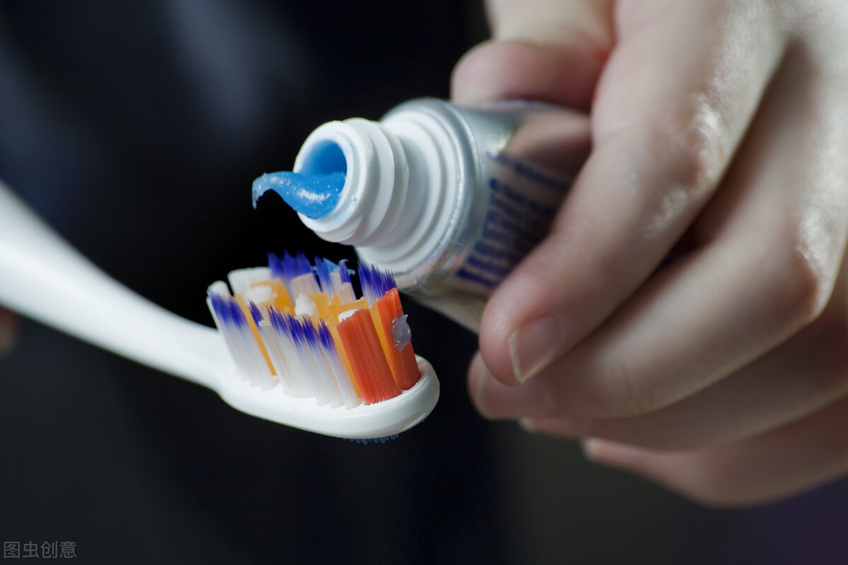 如果手被502胶水粘住了怎么办,如果手被502胶水粘住了如何弄下来