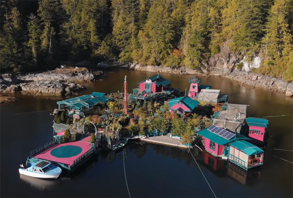 夫妻二人买下海岛过起隐居的生活,夫妻隐居小岛与世隔绝